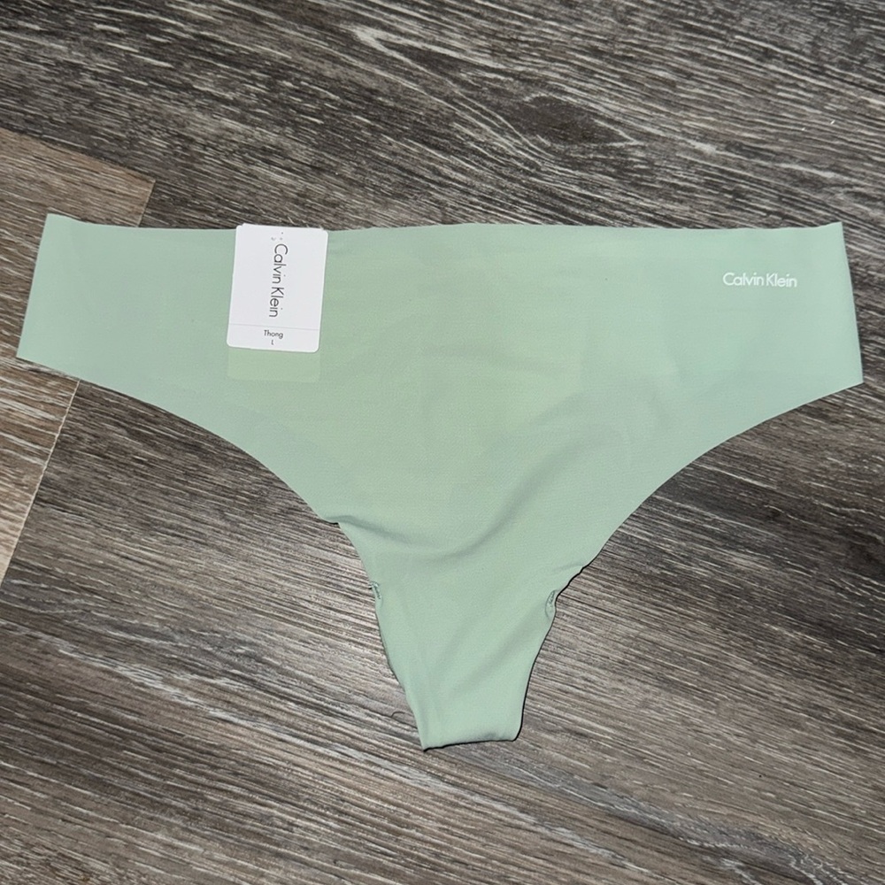 BNWT Calvin Klein No Show Green Thong - Size Large